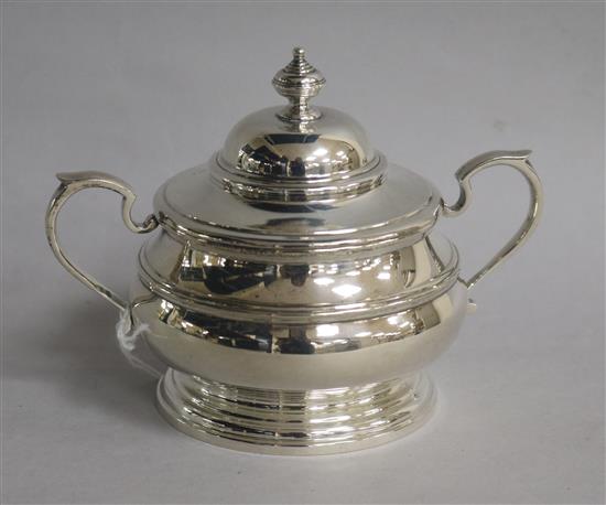 A modern silver two handled bowl and cover by Adie Bros, London, 1977, 8 oz.